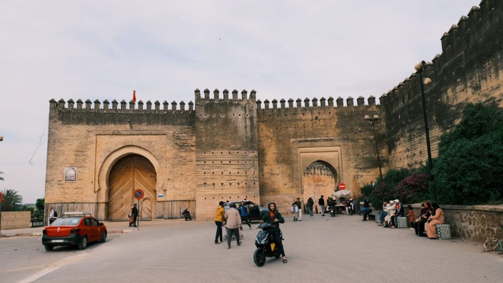 Capture of the historic Bab Bou Jeloud gate in Fes, showcasing Moroccan architectural style and local life.