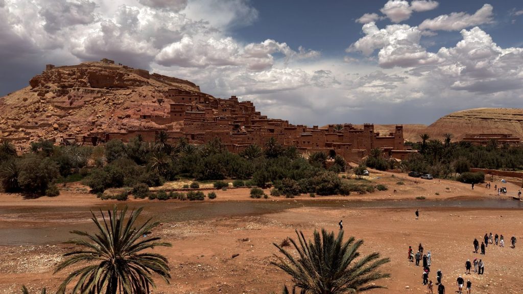 La kasba de Aït Benhaddou, en el sur de Marruecos, bajo un cielo con nubes