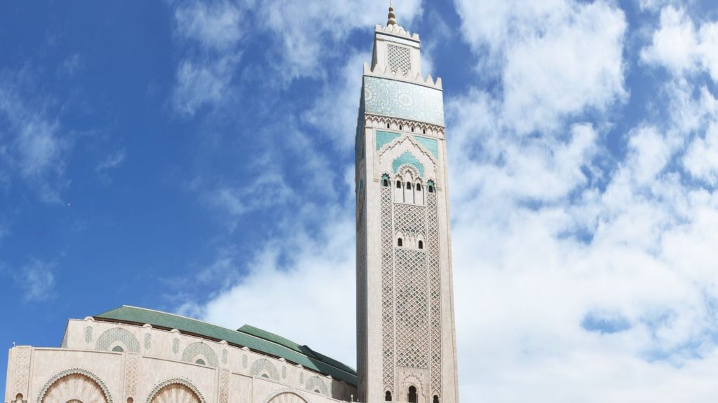 La mezquita Hassan II de Casablanca y su minarete bajo un cielo azul